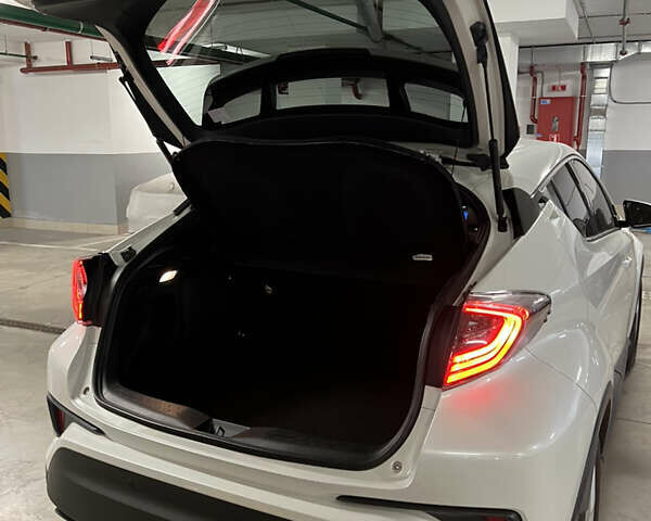 Белый Тойота C-HR, объемом двигателя 1.8 л и пробегом 89 тыс. км за 28500 $, фото 27 на Automoto.ua