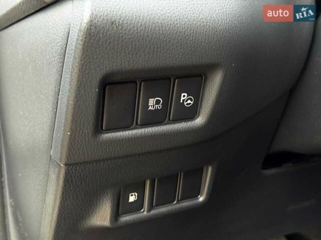 Белый Тойота C-HR, объемом двигателя 1.8 л и пробегом 79 тыс. км за 26290 $, фото 24 на Automoto.ua