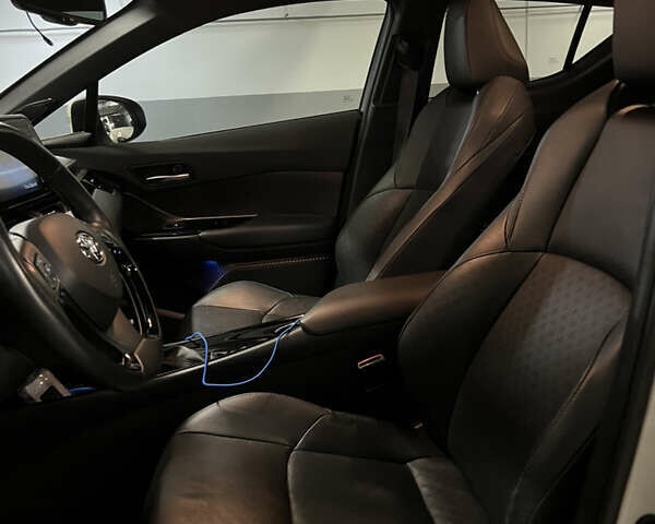 Белый Тойота C-HR, объемом двигателя 1.8 л и пробегом 89 тыс. км за 28500 $, фото 3 на Automoto.ua