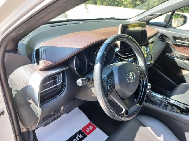 Белый Тойота C-HR, объемом двигателя 1.8 л и пробегом 113 тыс. км за 27480 $, фото 23 на Automoto.ua