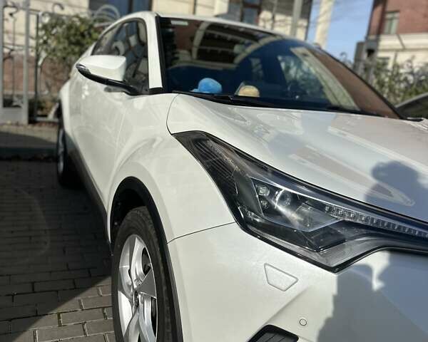 Білий Тойота C-HR, об'ємом двигуна 1.2 л та пробігом 105 тис. км за 20700 $, фото 4 на Automoto.ua
