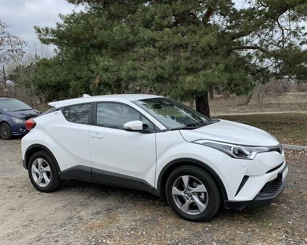 Белый Тойота C-HR, объемом двигателя 1.2 л и пробегом 32 тыс. км за 23900 $, фото 1 на Automoto.ua