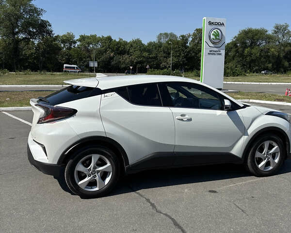 Белый Тойота C-HR, объемом двигателя 1.2 л и пробегом 49 тыс. км за 21900 $, фото 4 на Automoto.ua