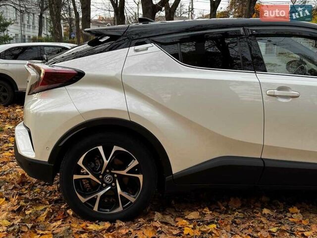 Белый Тойота C-HR, объемом двигателя 1.8 л и пробегом 79 тыс. км за 26290 $, фото 4 на Automoto.ua