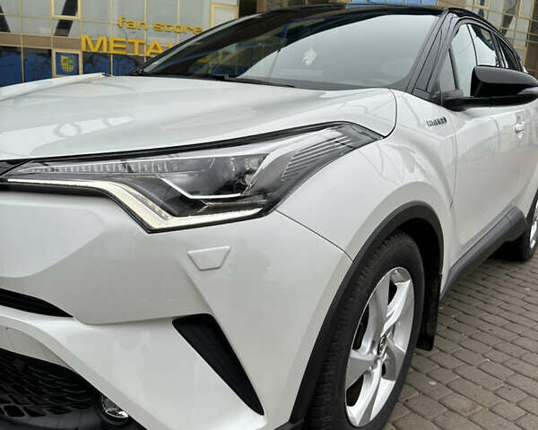 Белый Тойота C-HR, объемом двигателя 1.8 л и пробегом 66 тыс. км за 25999 $, фото 10 на Automoto.ua
