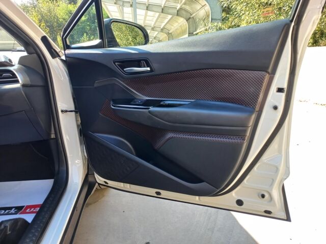 Белый Тойота C-HR, объемом двигателя 1.8 л и пробегом 113 тыс. км за 27480 $, фото 24 на Automoto.ua