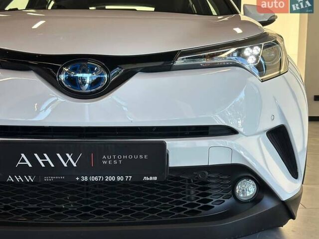 Белый Тойота C-HR, объемом двигателя 1.8 л и пробегом 80 тыс. км за 23900 $, фото 3 на Automoto.ua