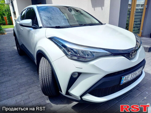 Белый Тойота C-HR, объемом двигателя 1.2 л и пробегом 42 тыс. км за 19500 $, фото 2 на Automoto.ua
