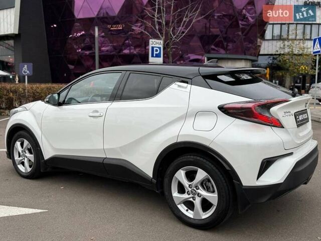Белый Тойота C-HR, объемом двигателя 1.2 л и пробегом 92 тыс. км за 20490 $, фото 4 на Automoto.ua