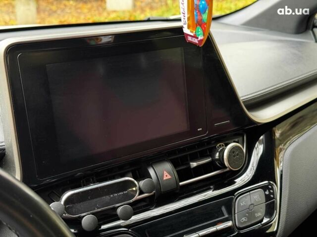 Белый Тойота C-HR, объемом двигателя 1.8 л и пробегом 79 тыс. км за 26290 $, фото 21 на Automoto.ua