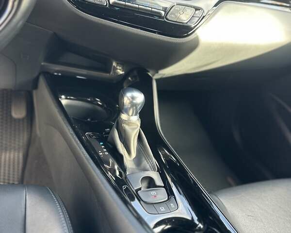 Білий Тойота C-HR, об'ємом двигуна 1.2 л та пробігом 105 тис. км за 20700 $, фото 8 на Automoto.ua