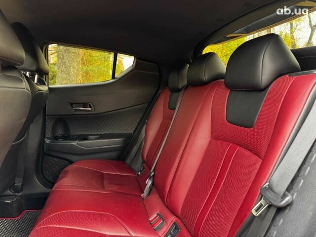 Белый Тойота C-HR, объемом двигателя 1.8 л и пробегом 79 тыс. км за 26290 $, фото 26 на Automoto.ua