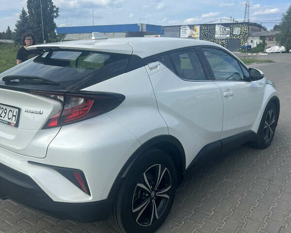 Білий Тойота C-HR, об'ємом двигуна 1.8 л та пробігом 71 тис. км за 25700 $, фото 3 на Automoto.ua