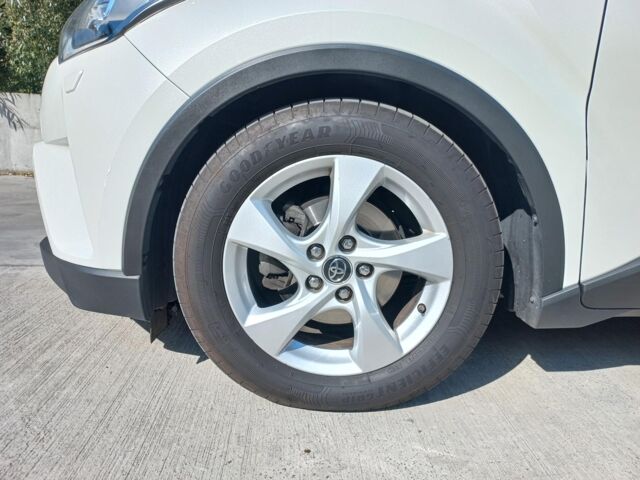 Белый Тойота C-HR, объемом двигателя 1.8 л и пробегом 113 тыс. км за 27480 $, фото 7 на Automoto.ua