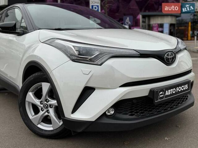 Белый Тойота C-HR, объемом двигателя 1.2 л и пробегом 92 тыс. км за 20490 $, фото 1 на Automoto.ua