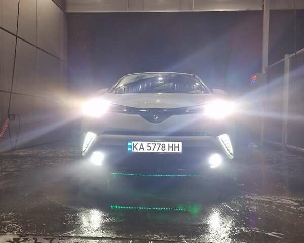 Білий Тойота C-HR, об'ємом двигуна 1.99 л та пробігом 176 тис. км за 22000 $, фото 28 на Automoto.ua