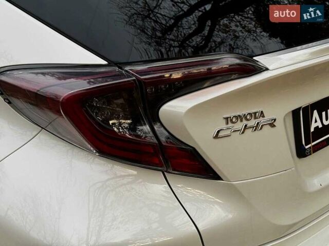 Белый Тойота C-HR, объемом двигателя 1.8 л и пробегом 79 тыс. км за 26290 $, фото 34 на Automoto.ua