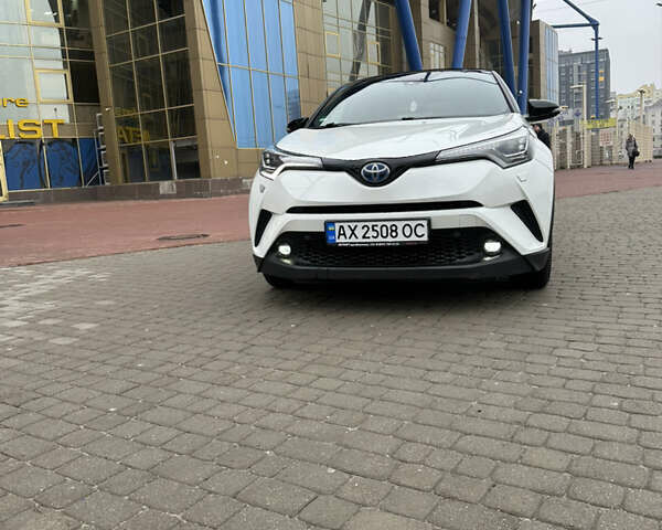 Белый Тойота C-HR, объемом двигателя 1.8 л и пробегом 66 тыс. км за 25999 $, фото 6 на Automoto.ua