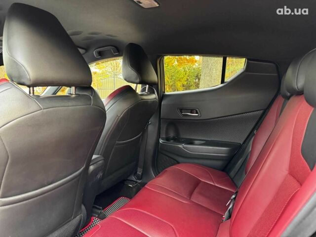 Белый Тойота C-HR, объемом двигателя 1.8 л и пробегом 79 тыс. км за 26290 $, фото 25 на Automoto.ua