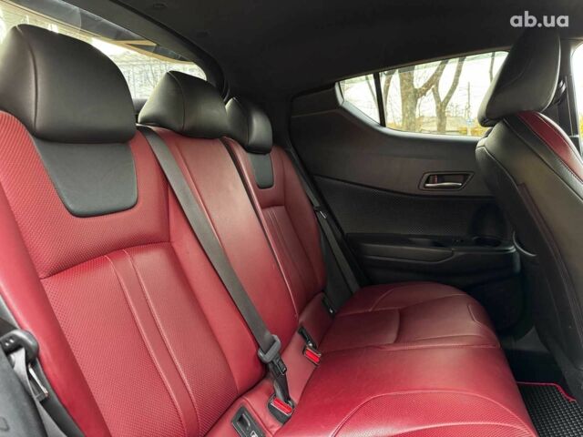 Белый Тойота C-HR, объемом двигателя 1.8 л и пробегом 79 тыс. км за 26290 $, фото 27 на Automoto.ua