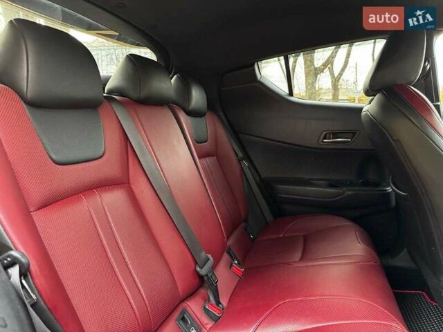 Белый Тойота C-HR, объемом двигателя 1.8 л и пробегом 79 тыс. км за 26290 $, фото 27 на Automoto.ua