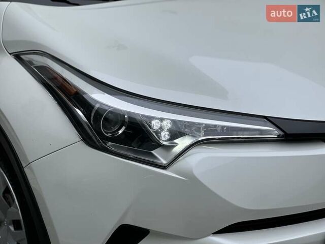 Белый Тойота C-HR, объемом двигателя 1.99 л и пробегом 66 тыс. км за 19300 $, фото 10 на Automoto.ua