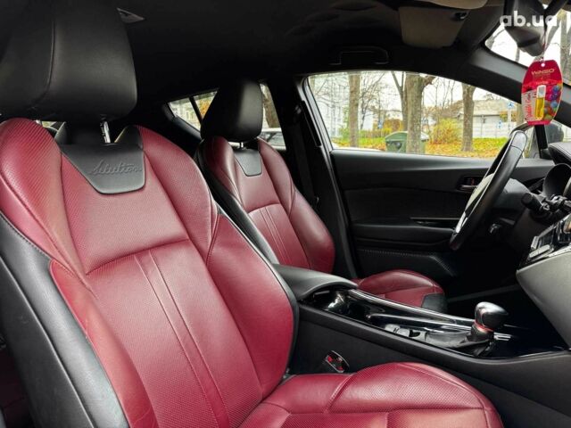 Белый Тойота C-HR, объемом двигателя 1.8 л и пробегом 79 тыс. км за 26290 $, фото 28 на Automoto.ua