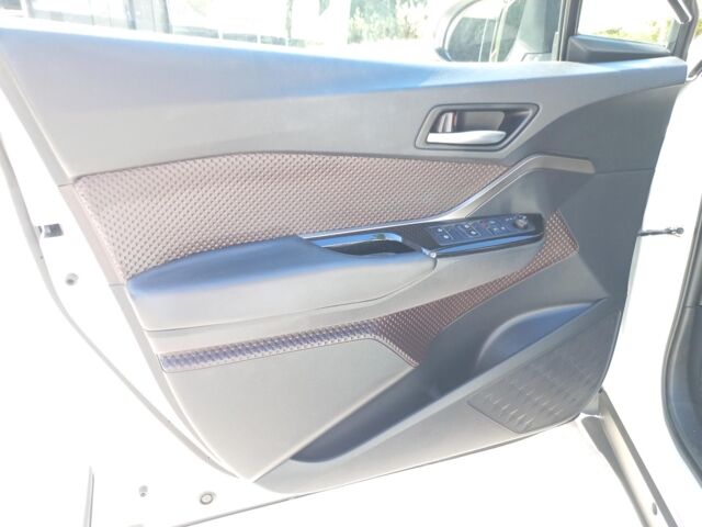 Белый Тойота C-HR, объемом двигателя 1.8 л и пробегом 113 тыс. км за 27480 $, фото 21 на Automoto.ua