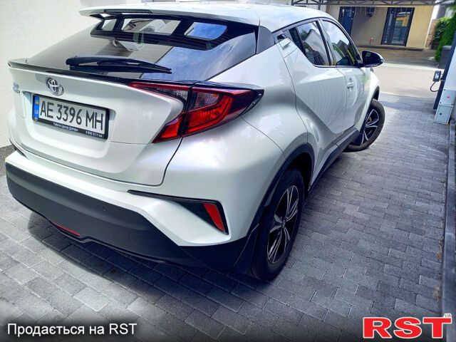 Белый Тойота C-HR, объемом двигателя 1.2 л и пробегом 42 тыс. км за 19500 $, фото 4 на Automoto.ua