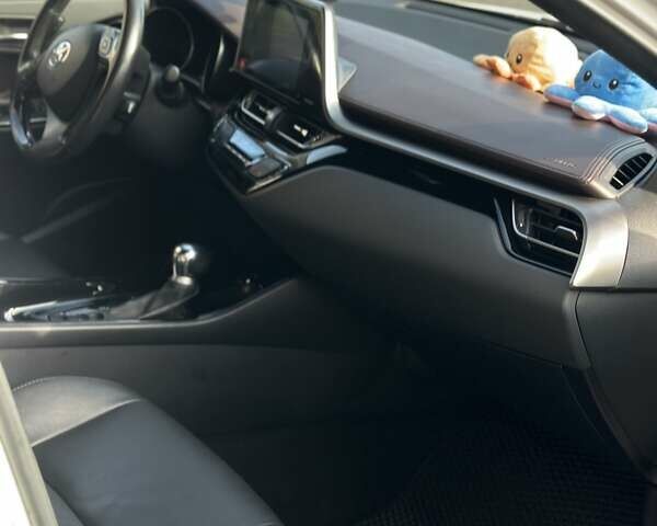 Білий Тойота C-HR, об'ємом двигуна 1.2 л та пробігом 105 тис. км за 20700 $, фото 13 на Automoto.ua