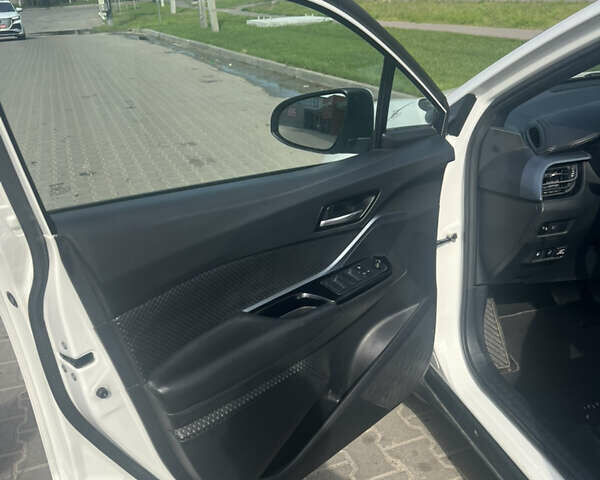 Білий Тойота C-HR, об'ємом двигуна 1.8 л та пробігом 71 тис. км за 25700 $, фото 4 на Automoto.ua