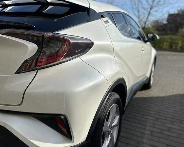 Білий Тойота C-HR, об'ємом двигуна 1.2 л та пробігом 105 тис. км за 20700 $, фото 9 на Automoto.ua