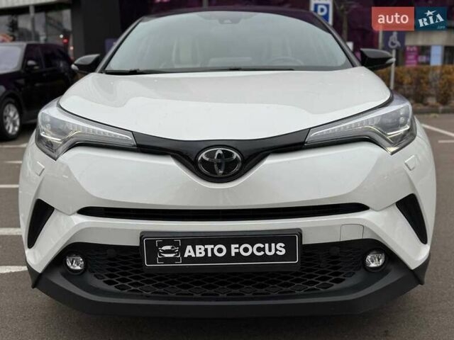 Белый Тойота C-HR, объемом двигателя 1.2 л и пробегом 92 тыс. км за 20490 $, фото 2 на Automoto.ua
