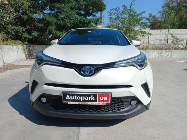 Белый Тойота C-HR, объемом двигателя 1.8 л и пробегом 113 тыс. км за 27480 $, фото 1 на Automoto.ua