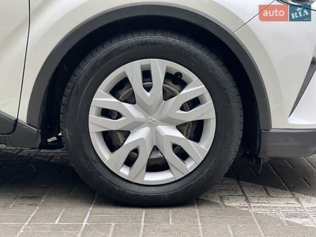 Белый Тойота C-HR, объемом двигателя 1.99 л и пробегом 66 тыс. км за 19300 $, фото 14 на Automoto.ua