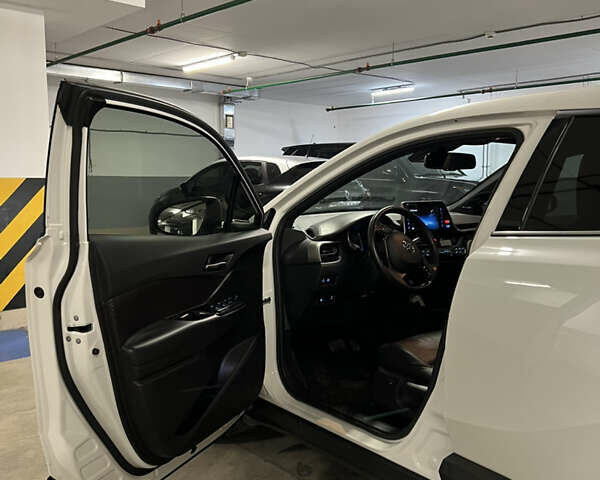 Белый Тойота C-HR, объемом двигателя 1.8 л и пробегом 89 тыс. км за 28500 $, фото 29 на Automoto.ua