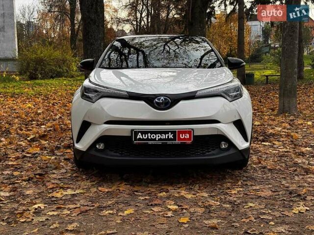 Белый Тойота C-HR, объемом двигателя 1.8 л и пробегом 79 тыс. км за 26290 $, фото 1 на Automoto.ua