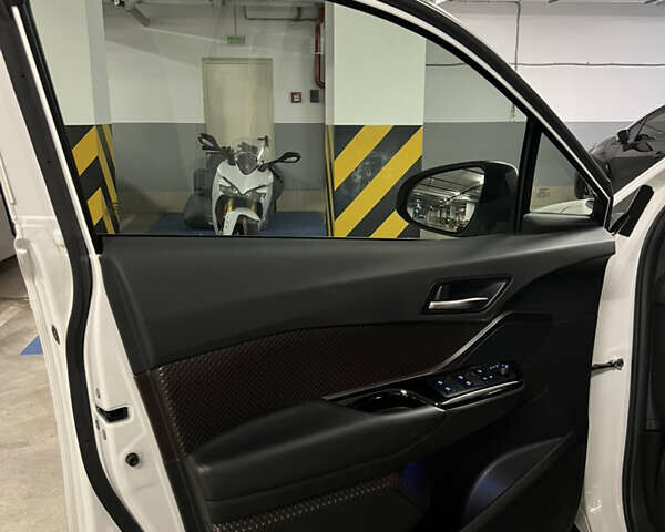 Белый Тойота C-HR, объемом двигателя 1.8 л и пробегом 89 тыс. км за 28500 $, фото 1 на Automoto.ua