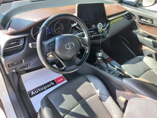 Белый Тойота C-HR, объемом двигателя 1.8 л и пробегом 113 тыс. км за 27480 $, фото 4 на Automoto.ua