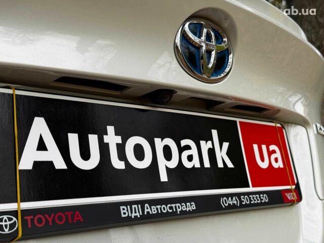 Белый Тойота C-HR, объемом двигателя 1.8 л и пробегом 79 тыс. км за 26290 $, фото 35 на Automoto.ua