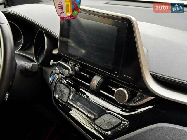 Белый Тойота C-HR, объемом двигателя 1.8 л и пробегом 79 тыс. км за 26290 $, фото 31 на Automoto.ua