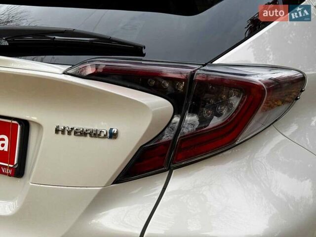 Белый Тойота C-HR, объемом двигателя 1.8 л и пробегом 79 тыс. км за 26290 $, фото 36 на Automoto.ua