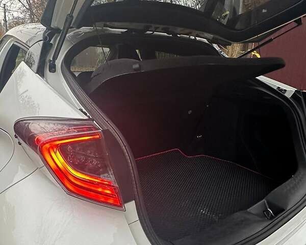 Тойота C-HR 2019 в Киеве на Automoto.ua Белый Тойота C-HR, объемом двигателя 1.8 л и пробегом 79 тыс. км за 25800 $, фото 18 на Automoto.ua