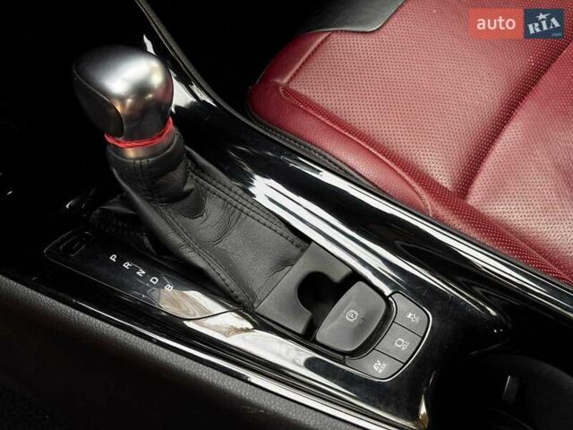 Белый Тойота C-HR, объемом двигателя 1.8 л и пробегом 79 тыс. км за 26290 $, фото 20 на Automoto.ua