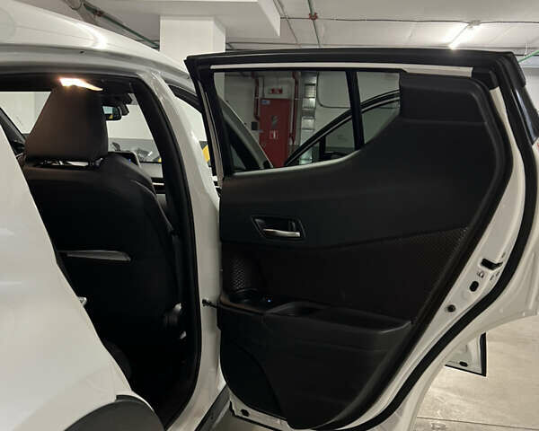 Белый Тойота C-HR, объемом двигателя 1.8 л и пробегом 89 тыс. км за 28500 $, фото 14 на Automoto.ua