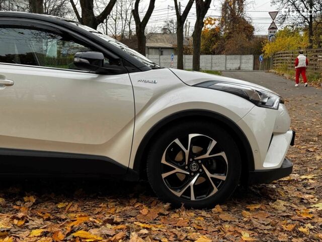 Белый Тойота C-HR, объемом двигателя 1.8 л и пробегом 79 тыс. км за 26290 $, фото 3 на Automoto.ua