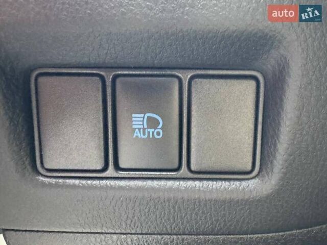 Белый Тойота C-HR, объемом двигателя 1.2 л и пробегом 92 тыс. км за 20490 $, фото 17 на Automoto.ua