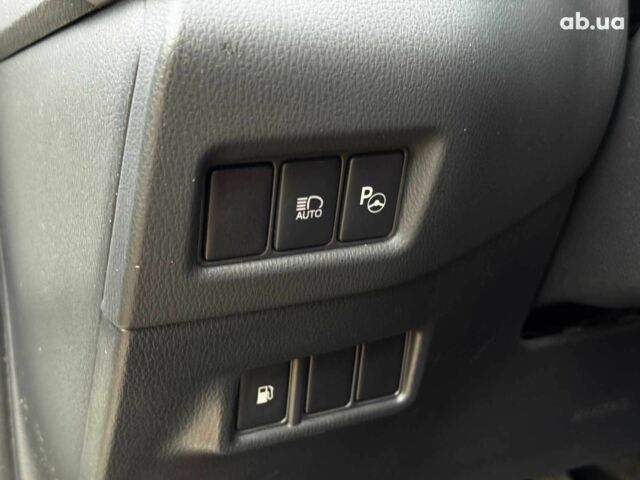 Белый Тойота C-HR, объемом двигателя 1.8 л и пробегом 79 тыс. км за 26290 $, фото 24 на Automoto.ua