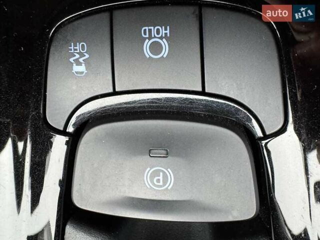 Белый Тойота C-HR, объемом двигателя 1.2 л и пробегом 92 тыс. км за 20490 $, фото 22 на Automoto.ua