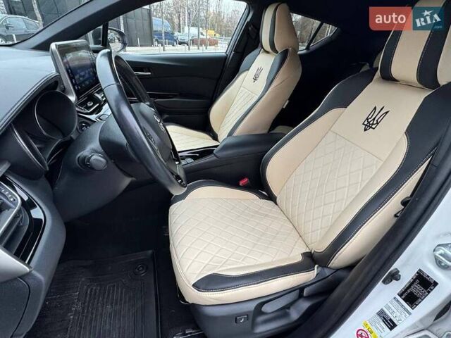 Белый Тойота C-HR, объемом двигателя 1.2 л и пробегом 92 тыс. км за 20490 $, фото 7 на Automoto.ua